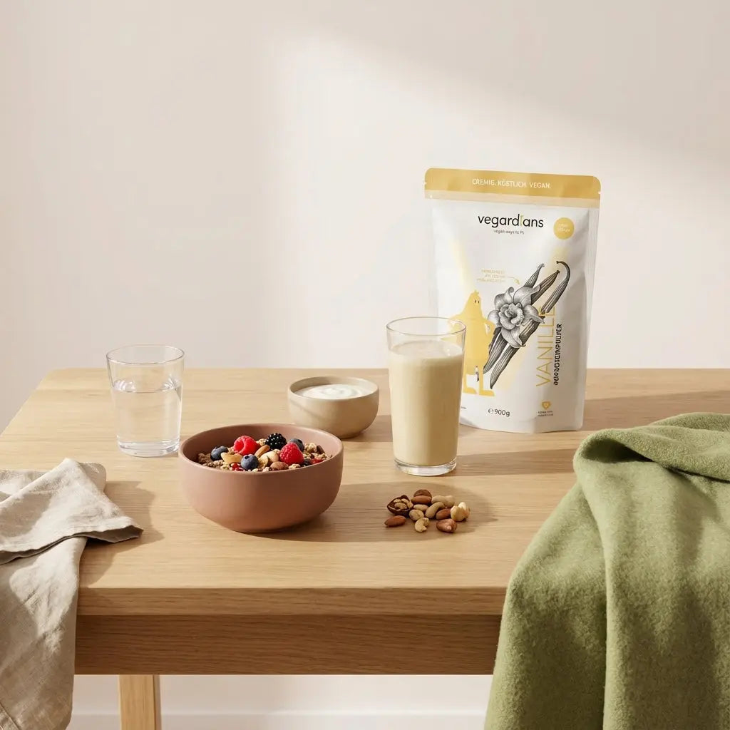 Minimalistische Morgen-Tischszene mit ballaststoffreichem Müsli, veganem Shake, Joghurt und Glas Wasser – Wohlbefinden und darmgesundheit im Fokus.
