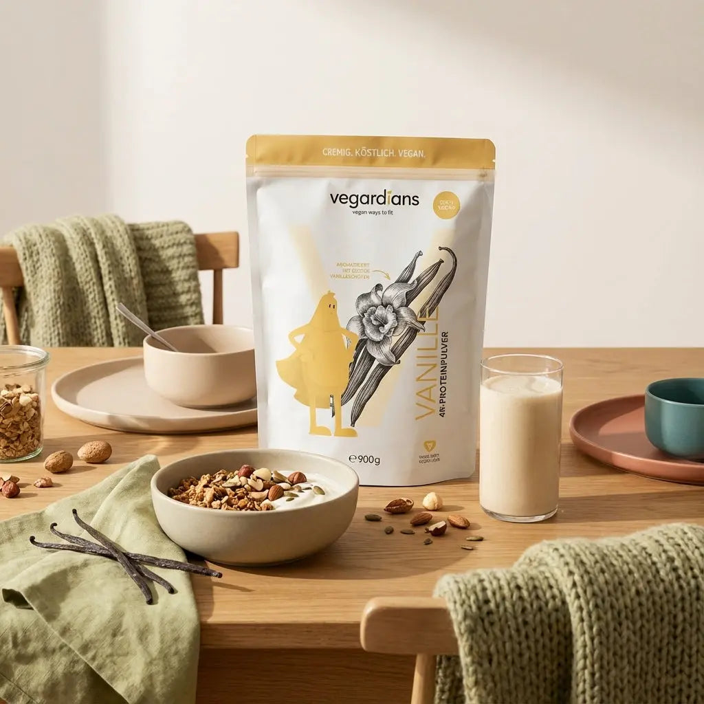 Veganer Frühstückstisch im Morgenlicht mit Müsli, pflanzlichem Joghurt, Nüssen und Protein‑Shake auf nachhaltigem Holztisch; ruhige Brand‑Farben, Fokus: Eiweißtyp