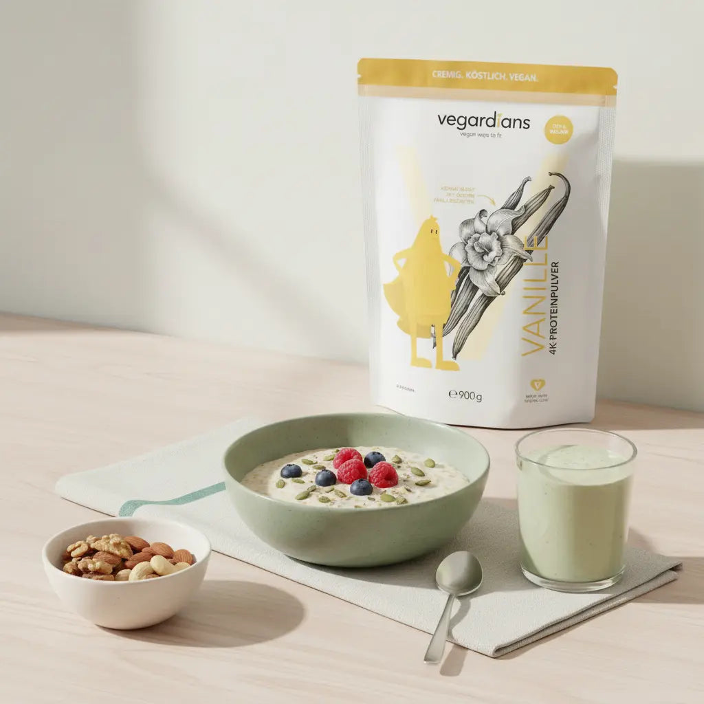 Minimalistische Morgenküche mit nachhaltigem Holztisch, veganem Haferbrei, Nüssen, Beeren und Proteinshake, stimmig für Rückenmuskelaufbau.