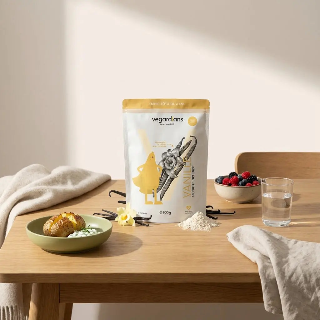 Basisches Frühstück auf nachhaltigem Holztisch: Ofenkartoffel mit Kräuterdip, Schale Beeren und Glas Mineralwasser – basenfasten essen, ruhige Morgenatmosphäre.