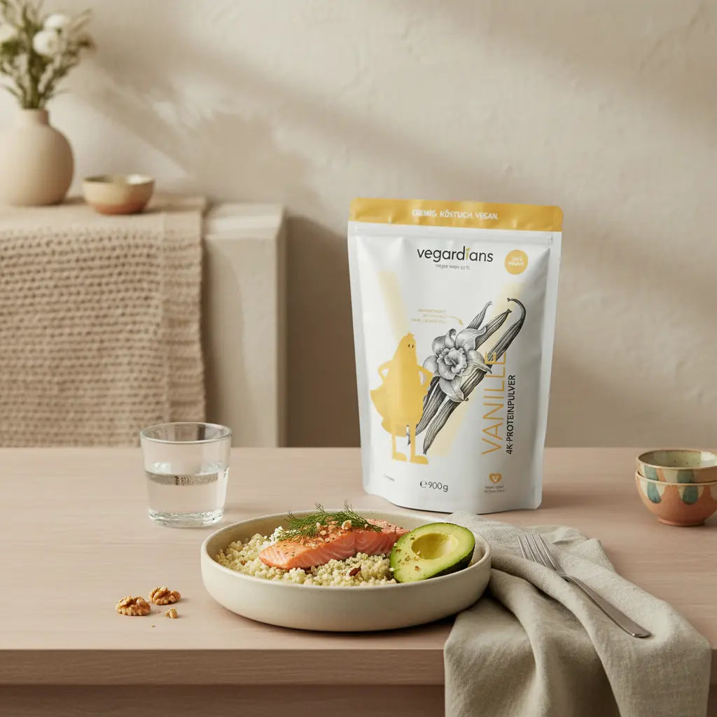 Blumenkohlreis mit Avocado und Lachs in Keramikschale auf nachhaltigem Holztisch, Glas Wasser und Leinenserviette, salbei- und terrakottafarbene Akzente, sanftes Morgenlicht